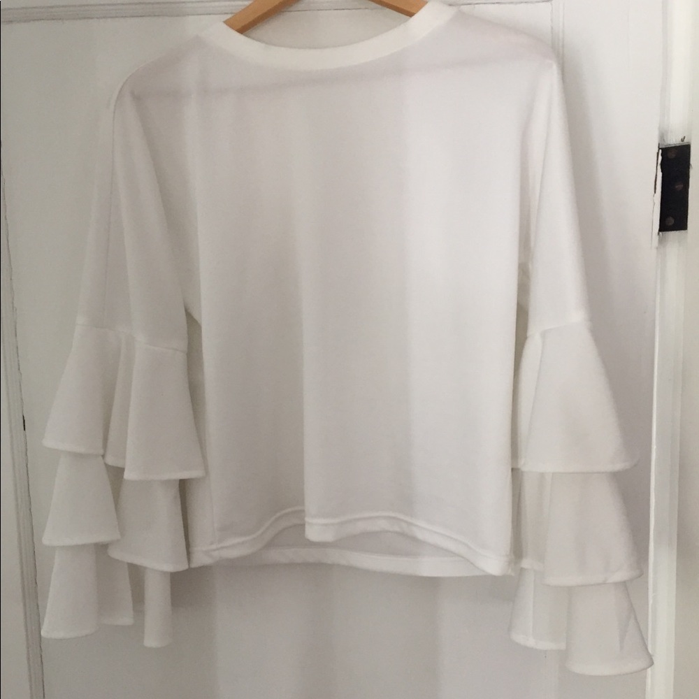 Beautiful white top with amazing sleeves!